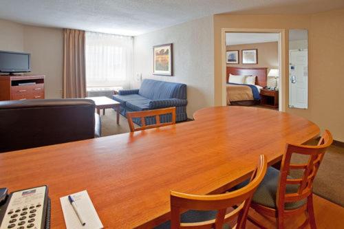 מיטת קינג בסוויטה, Candlewood Suites Elgin – Northwest Chicago, An Ihg