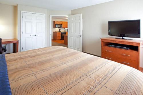 מיטת קינג בסוויטה, Candlewood Suites Elgin – Northwest Chicago, An Ihg