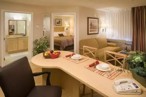身障者適用キングサイズベッドルーム, Candlewood Suites Elgin – Northwest Chicago, An Ihg