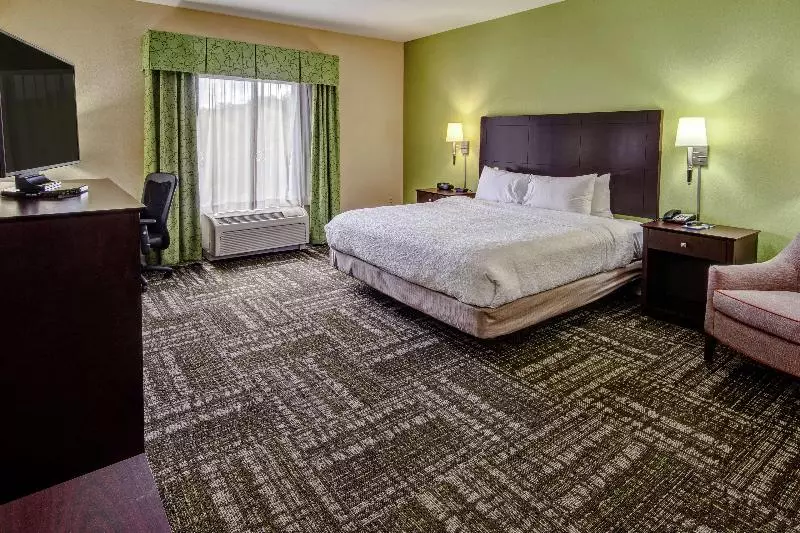 キングサイズベッドのスタンダードルーム, Hampton Inn Crossville