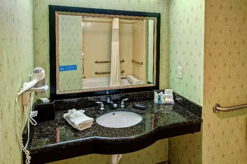 キングサイズベッドのスタンダードルーム, Hampton Inn Crossville