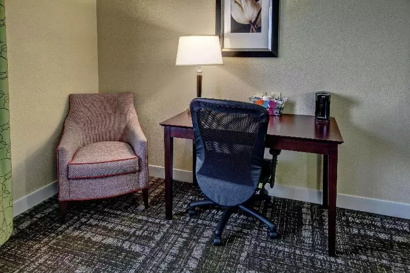キングサイズベッドのスタンダードルーム, Hampton Inn Crossville