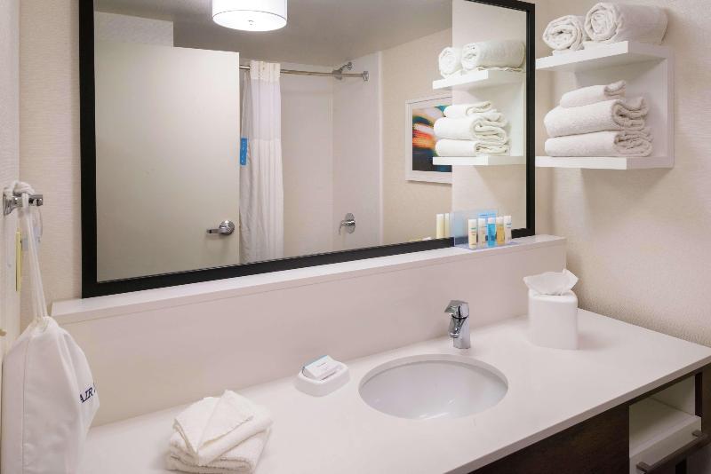 带大床的标准工作室, Hampton Inn & Suites Carson City