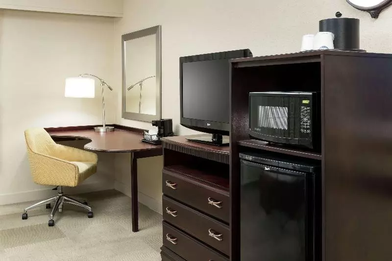 キングサイズベッドのスタンダードルーム, Hampton Inn & Suites Pensacola I10 N At Univ. Town Plaza