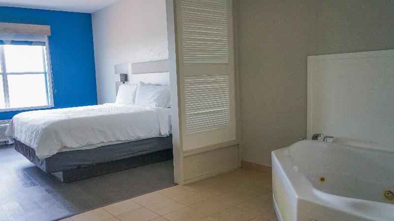 חדר סטנדרט עם מיטת קינג, Holiday Inn Express & Suites Lakeland North I 4, An Ihg