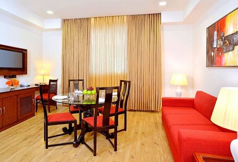 جناح, Taurus Sarovar Portico