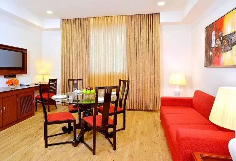 スイート, Taurus Sarovar Portico