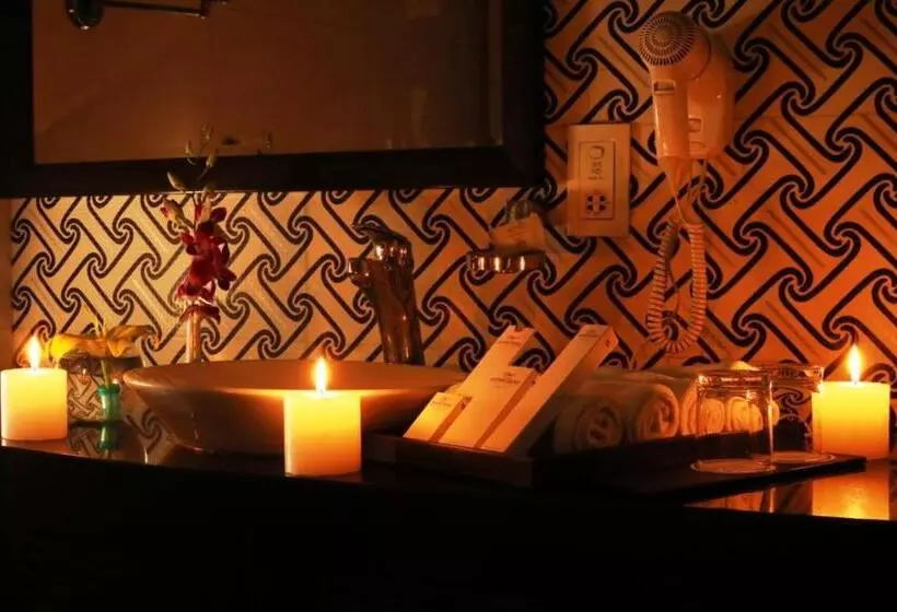 スイート, Taurus Sarovar Portico