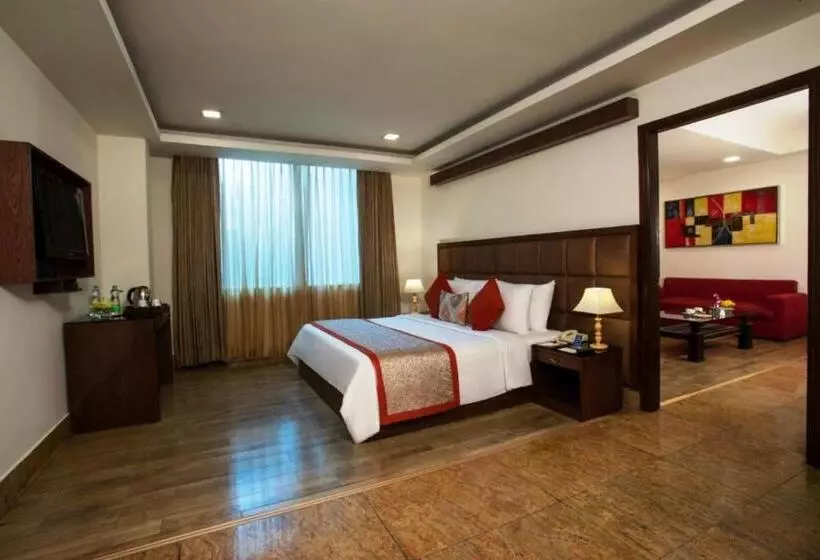 スイート, Taurus Sarovar Portico