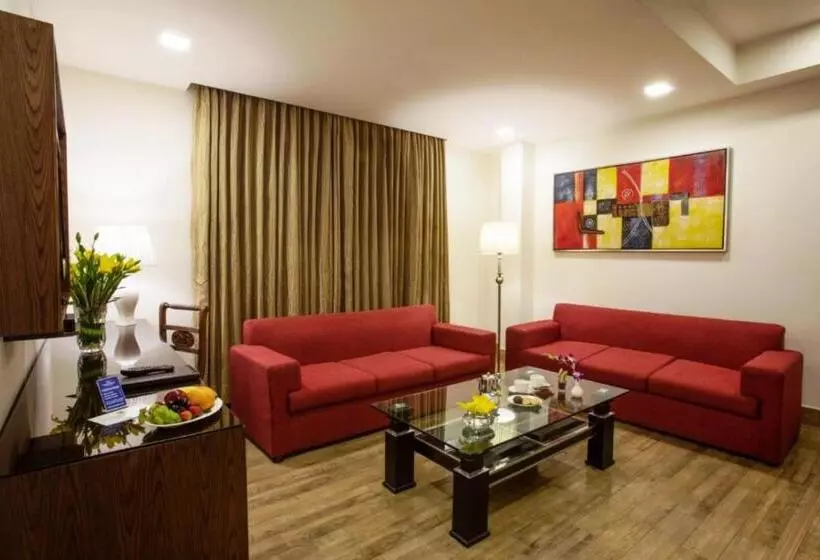 スイート, Taurus Sarovar Portico