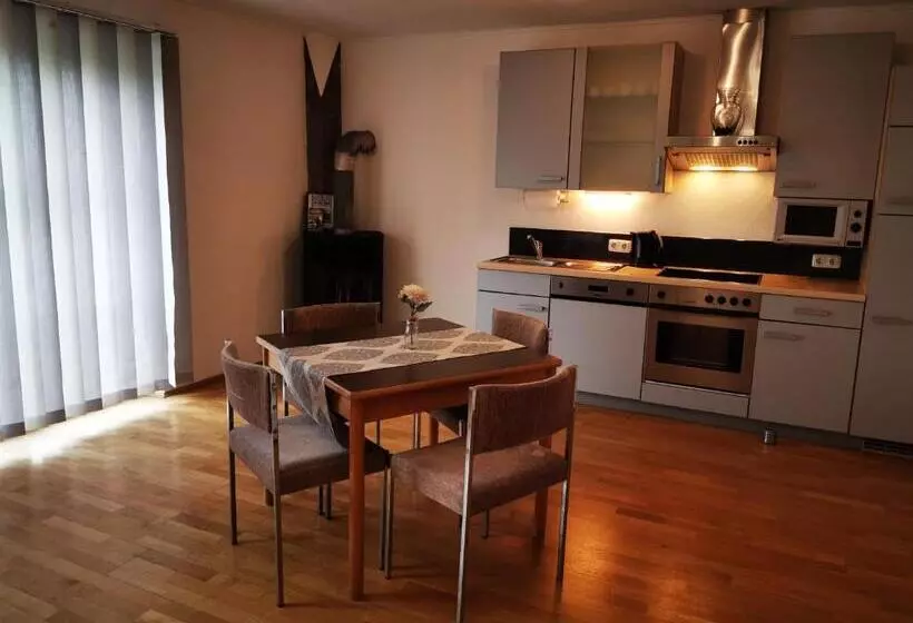 Huoneisto 1 Makuuhuone Puutarhanäkymä, Geinberg Suites & Via Nova Lodges