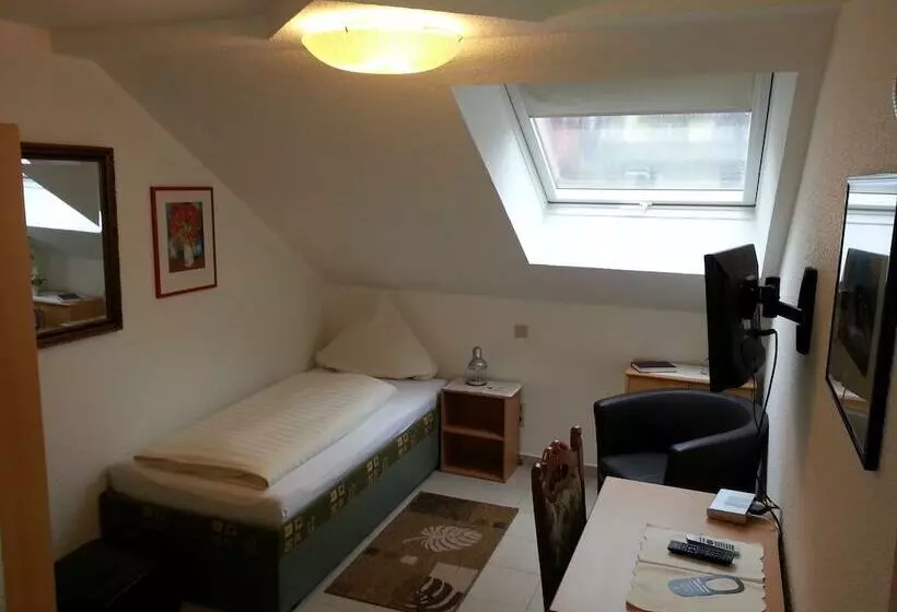 Standard Yhden Hengen Huone, Am Kamin