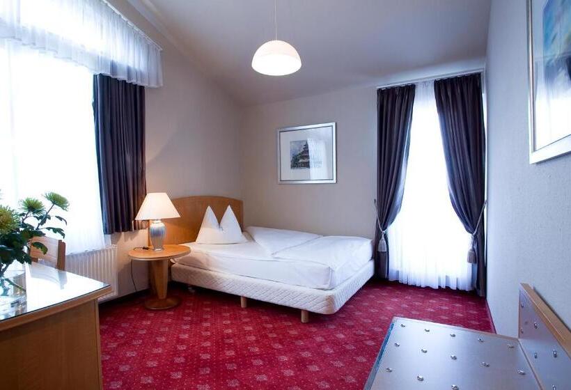 Номер Стандарт, Das Kleine Ritz