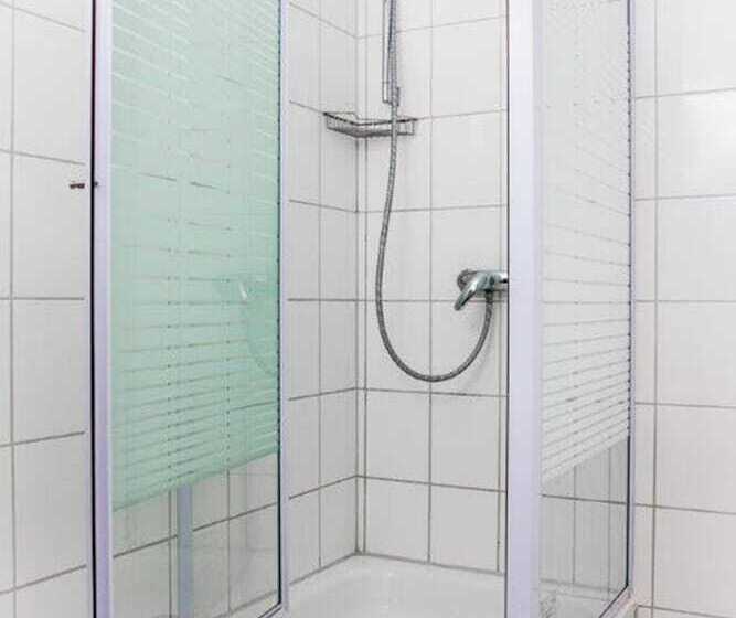 اتاق استاندارد سه نفره, Eckstein