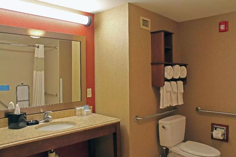 キングサイズベッドのスタンダードルーム, Hampton Inn & Suites St. Louis/south I55