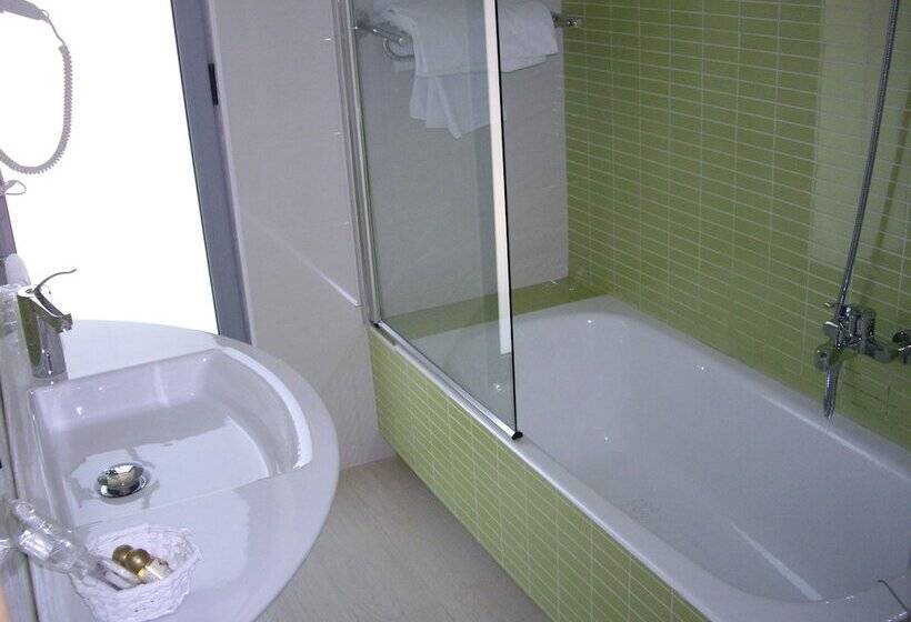 اتاق استاندارد, La Traina