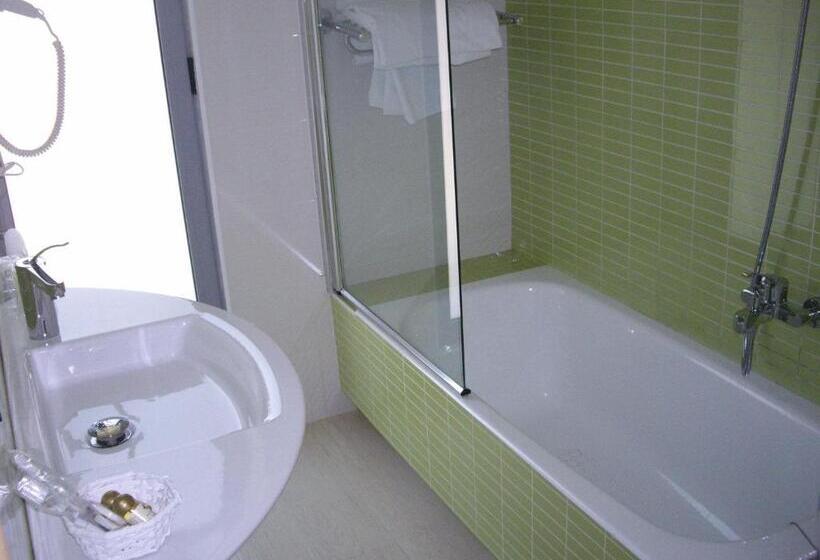 اتاق استاندارد, La Traina