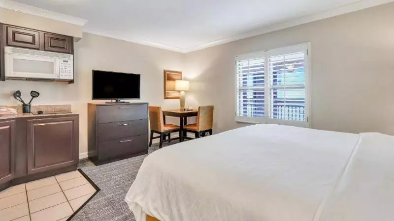 キングサイドベッドのスタンダードワンルーム, Staybridge Suites Savannah Historic District, An Ihg