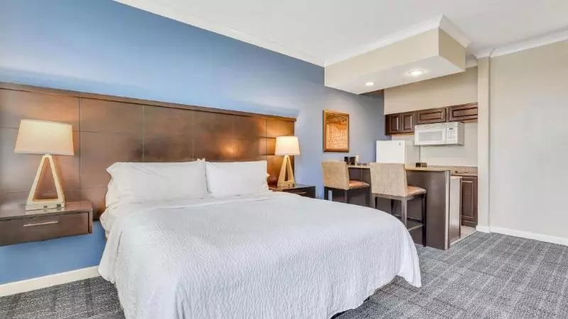 キングサイドベッドのスタンダードワンルーム, Staybridge Suites Savannah Historic District, An Ihg