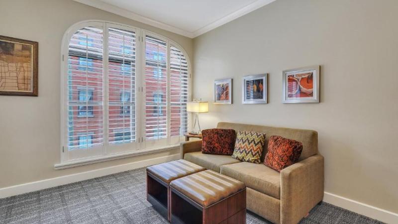 스위트 킹사이즈 침대, Staybridge Suites Savannah Historic District, An Ihg