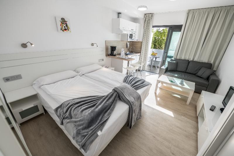 スタンダードスタジオ, Bahia Calma Beach