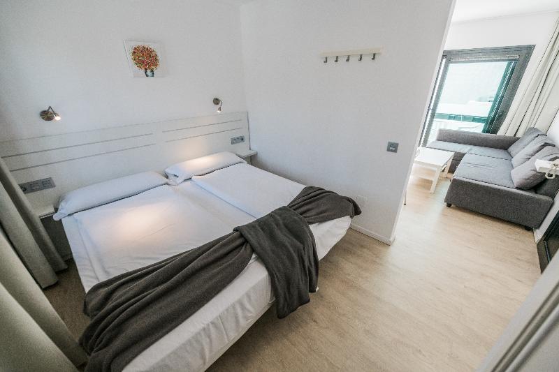 スタンダードスタジオ, Bahia Calma Beach