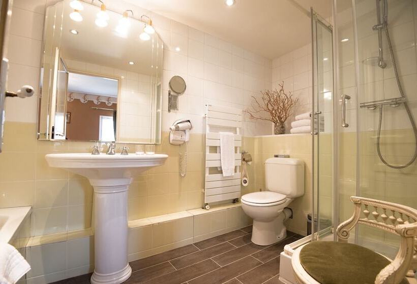 جناح جونيور, Chateau De Lantic