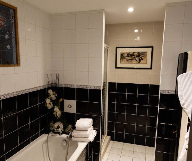 جناح جونيور, Chateau De Lantic