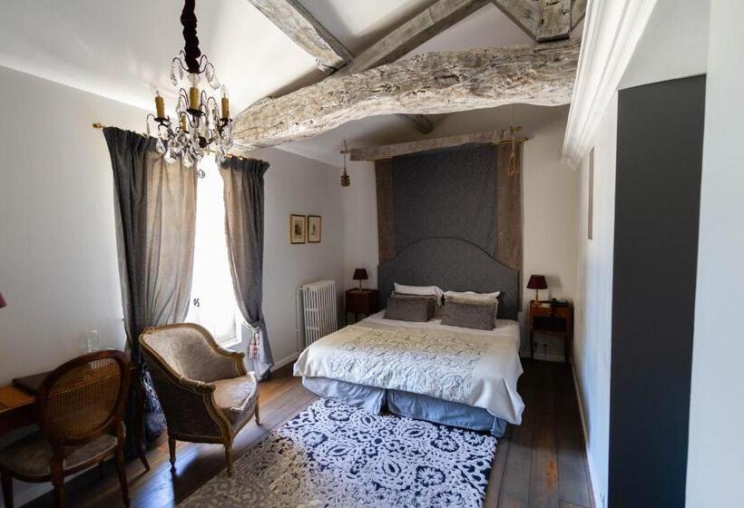 جناح جونيور, Chateau De Lantic