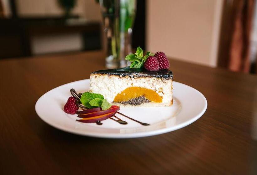 سوییت جونیور, Edem Hotel Lviv