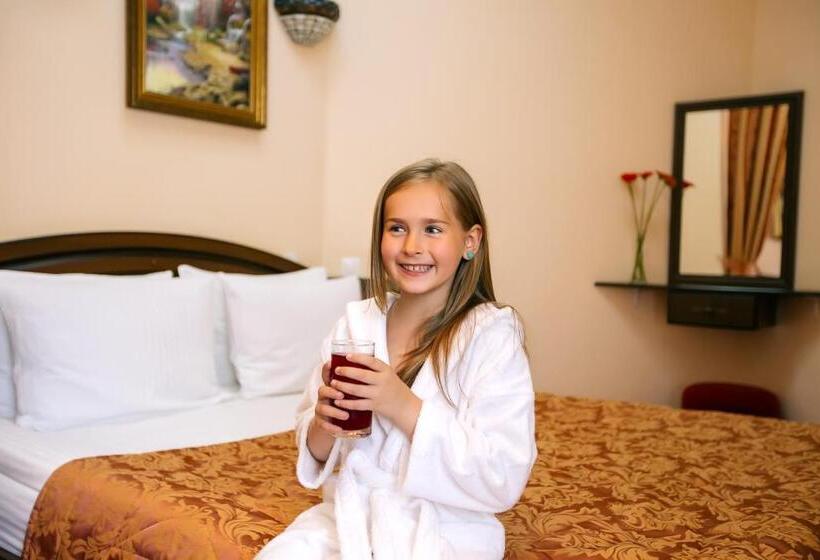 جناح جونيور, Edem Hotel Lviv