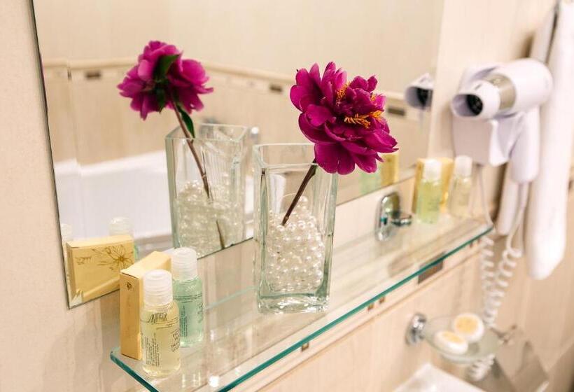 جناح جونيور, Edem Hotel Lviv