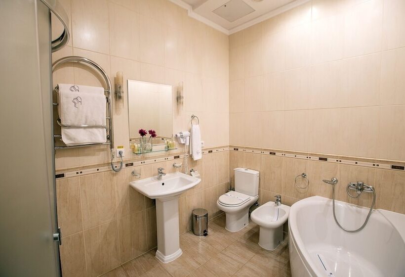 جناح جونيور, Edem Hotel Lviv