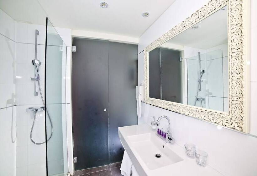 חדר קלאסי לשלושה, Gala Split