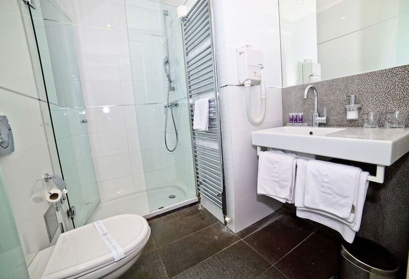 חדר קלאסי לשלושה, Gala Split