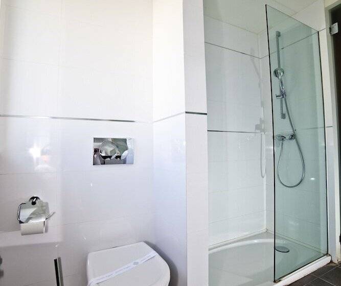 חדר קלאסי לשלושה, Gala Split