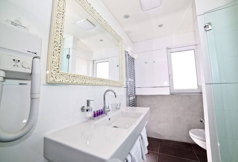 חדר קלאסי לשלושה, Gala Split