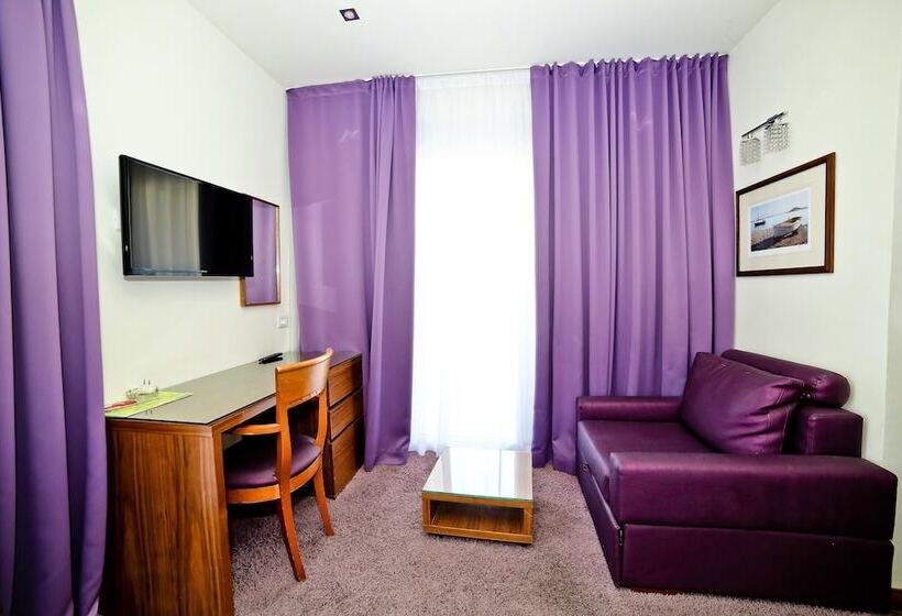 חדר קלאסי לשלושה, Gala Split