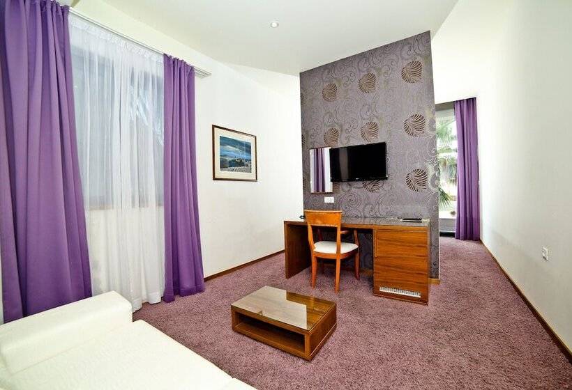 חדר קלאסי לשלושה, Gala Split