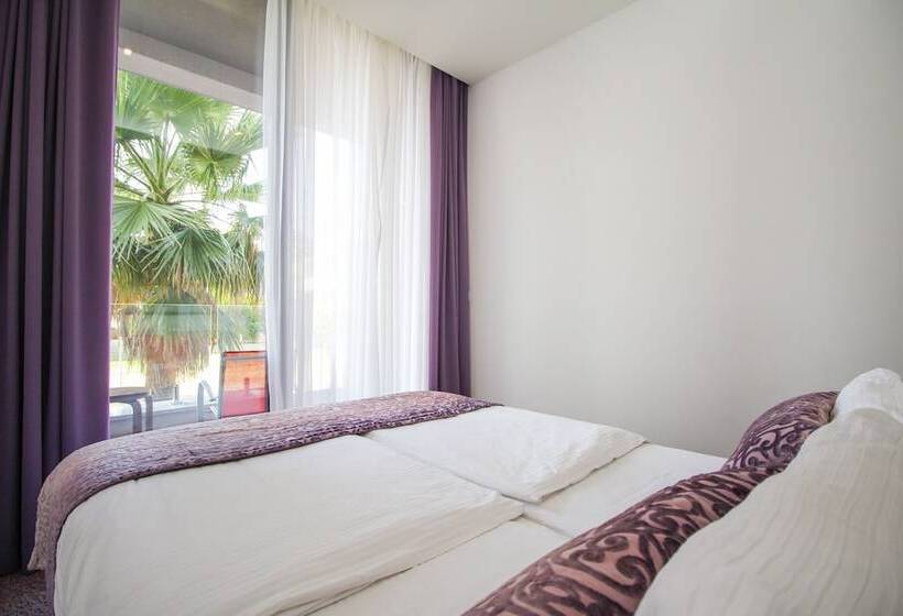 חדר קלאסי לשלושה, Gala Split