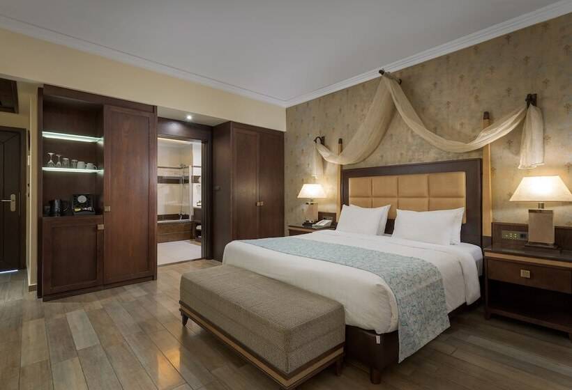 سوییت جونیور با چشم‌انداز استخر, La Marquise Luxury Resort Complex