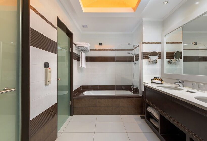 جناح جونيور مطلّ علي حمام السباحة, La Marquise Luxury Resort Complex