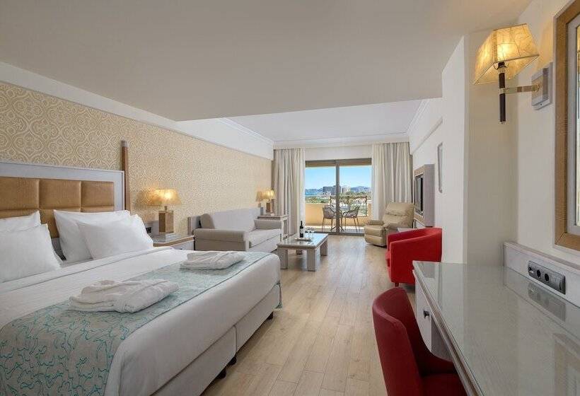 جناح جونيور مطلّ علي البحر, La Marquise Luxury Resort Complex