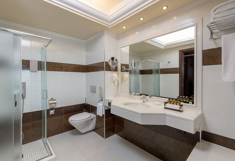 جناح جونيور مطلّ علي البحر, La Marquise Luxury Resort Complex