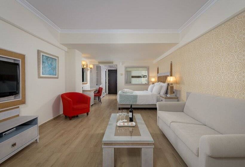 جناح جونيور مطلّ علي البحر, La Marquise Luxury Resort Complex