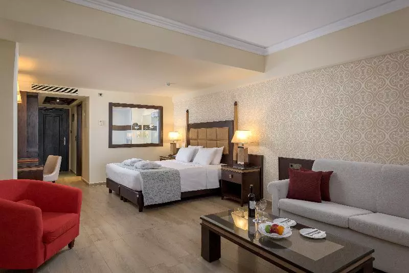 オーシャンビュージュニアスイート, La Marquise Luxury Resort Complex