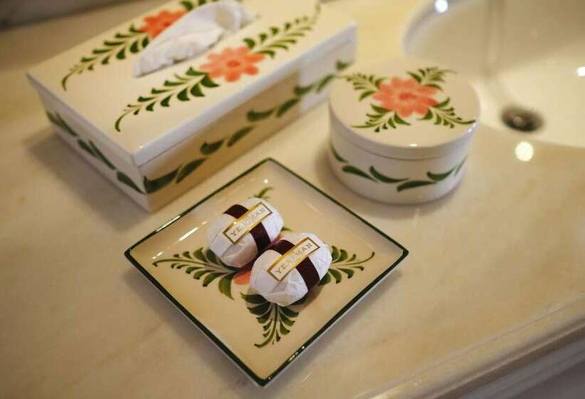 جناح ديلوكس, The Yeatman