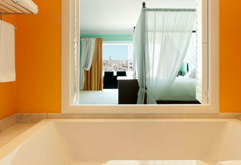 جناح ديلوكس, The Yeatman