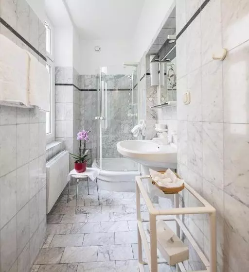 スタンダードスタジオ, Mondial Appartement