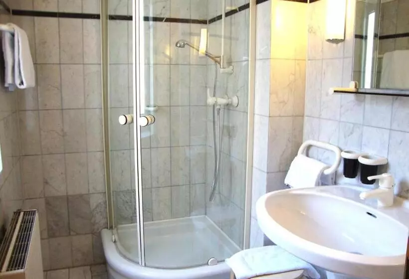 スタンダードスタジオ, Mondial Appartement